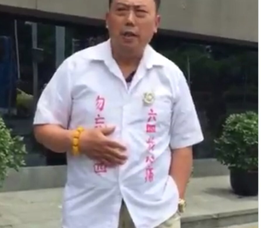 穿着“勿忘六四”血衣,对路人演讲六四真相判有期徒刑1.5年